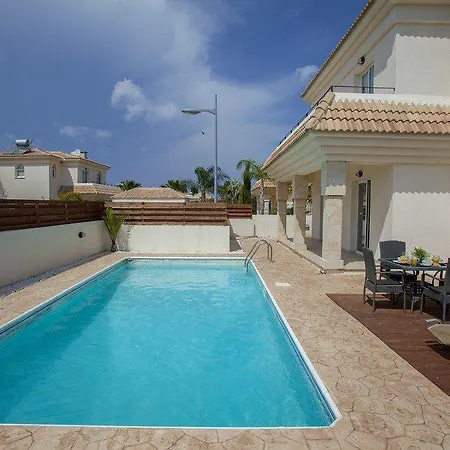 Renting This 5 Star Close To Malama Beach Protaras 58 فيلة باراليمني